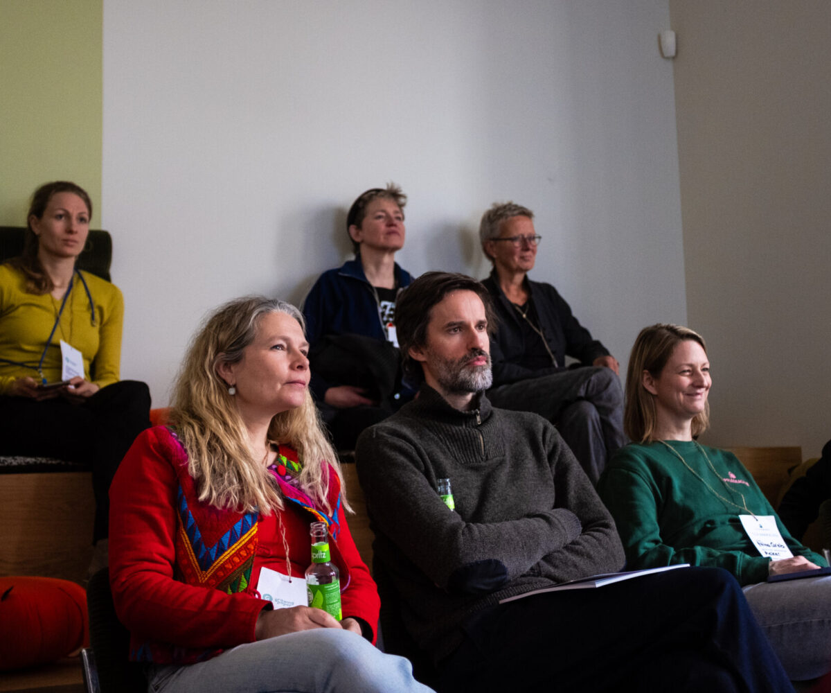 Publikum bei den Tilia Awards 2026, aufmerksam einem Pitch zugewandt, mit Namensschildern der Veranstaltung.