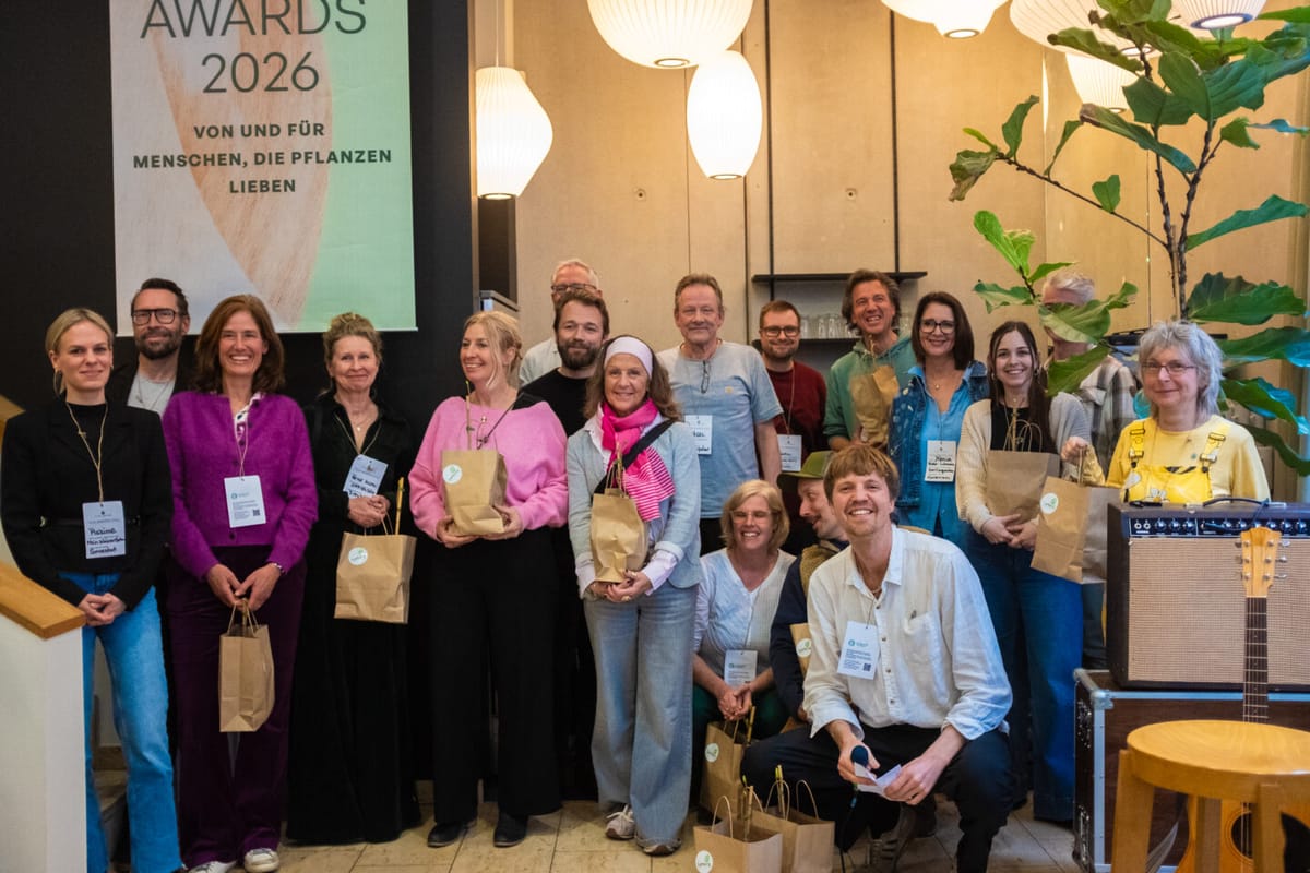 Gruppenbild der Ausgezeichneten der Tilia Awards 2026 vor dem Banner „Von und für Menschen, die Pflanzen lieben".
